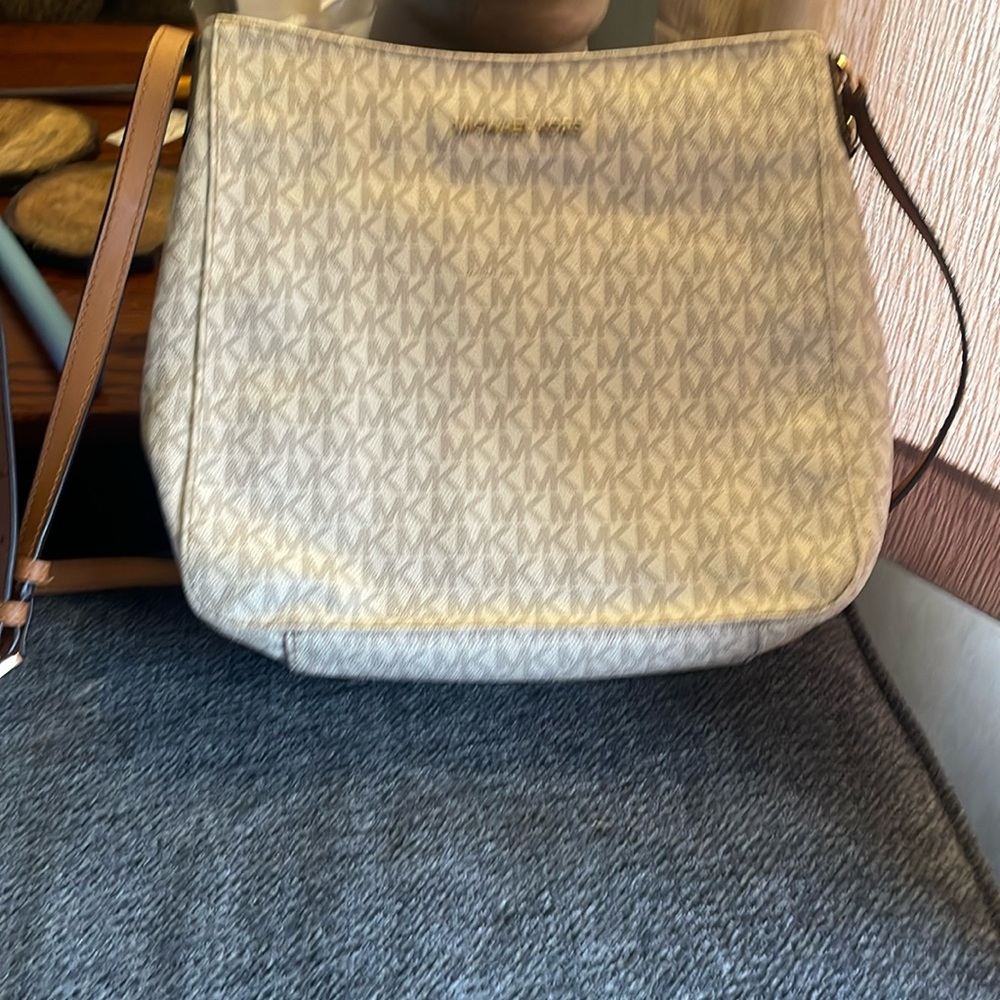 Michael kors medium size purse with strap